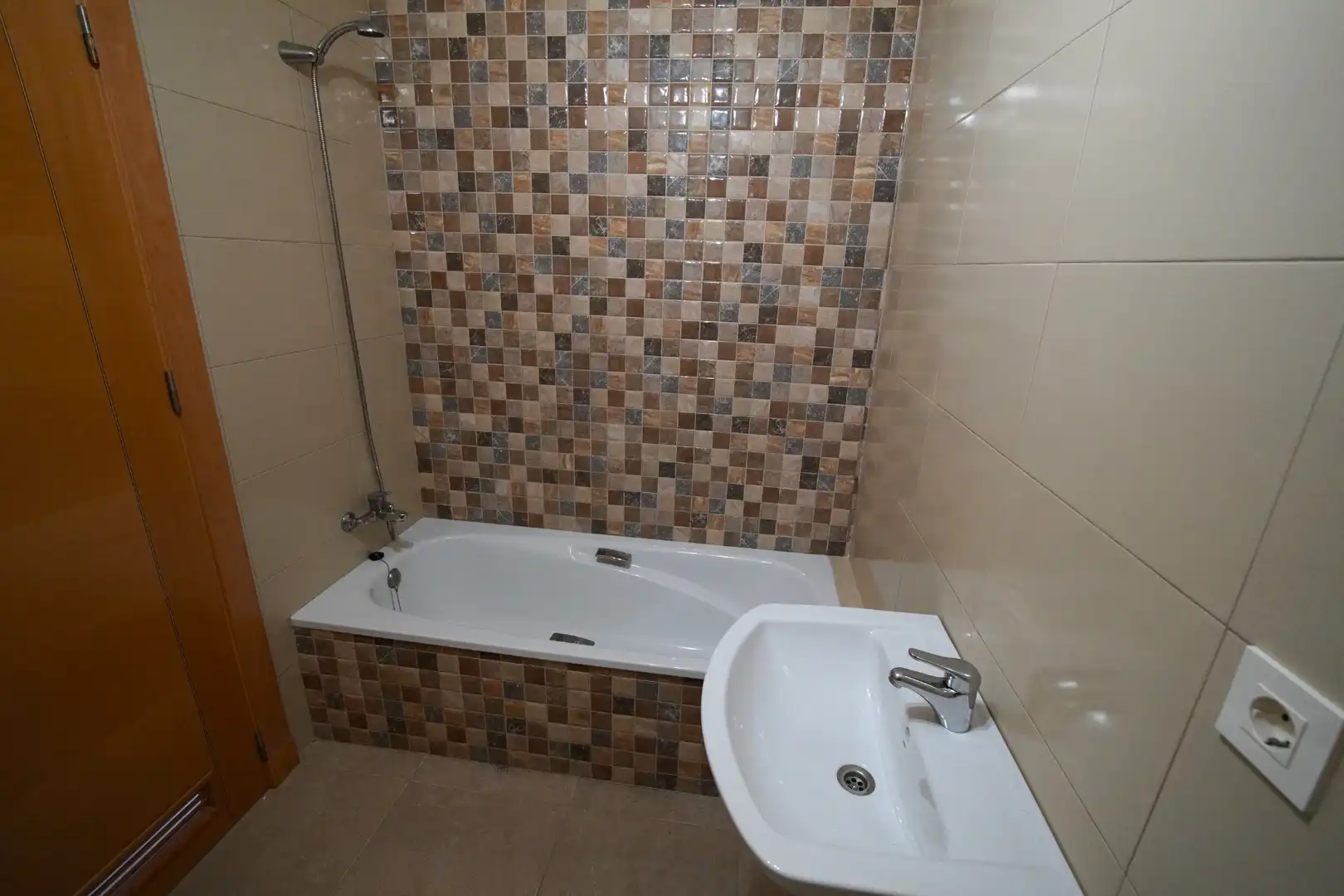 Baño de Piso en venta en Roquetas de Mar con Aire acondicionado, Terraza y Amueblado