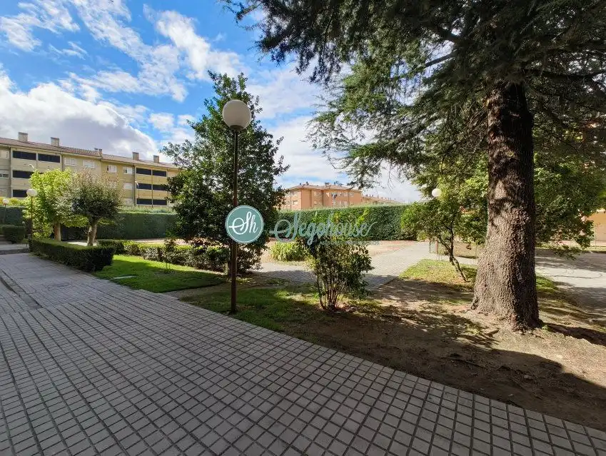 Jardín de Piso en venta en Segovia con Calefacción, Terraza y Trastero