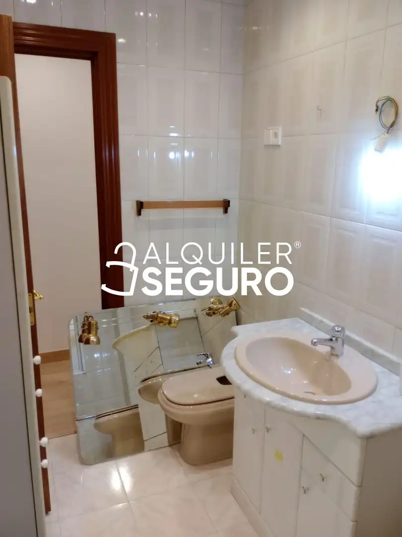 Bany de Pis de lloguer en Madrid amb Calefacció i Terrassa
