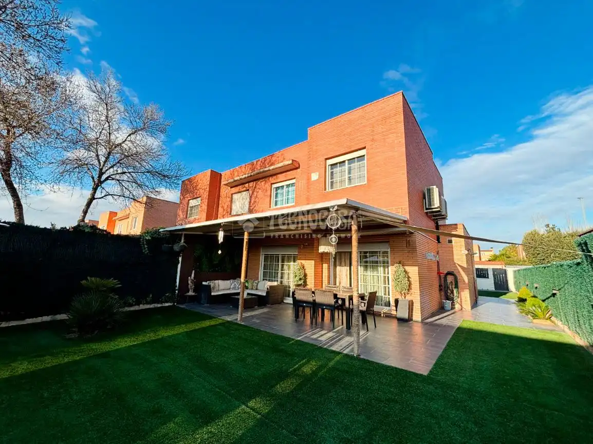 Jardín de Casa adosada en venta en Zaragoza con Aire acondicionado