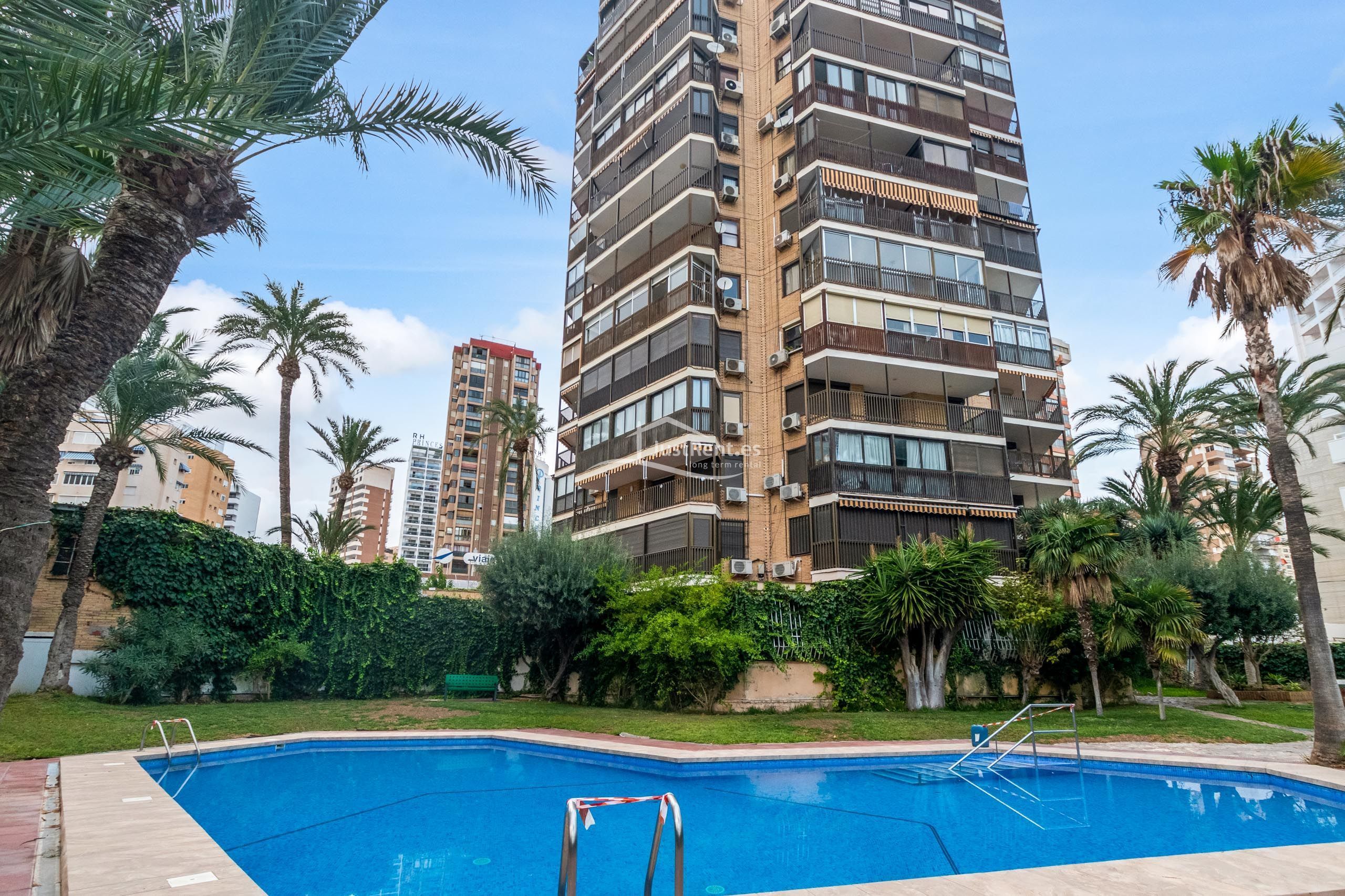 Vista exterior de Àtic de lloguer en Benidorm amb Aire condicionat, Jardí privat i Traster