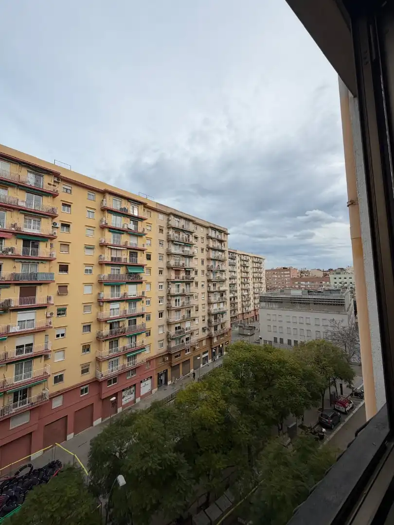 Vista exterior de Pis en venda en Barcelona amb Moblat, Forn i Balcó