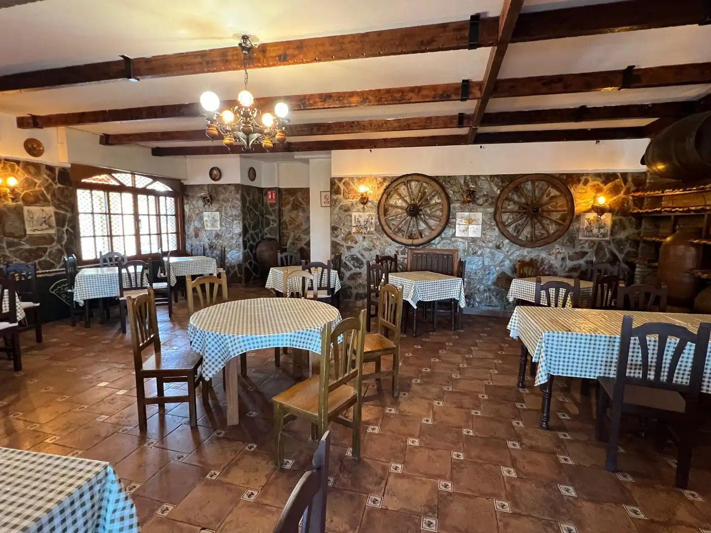 Local de alquiler en Estepona con Terraza