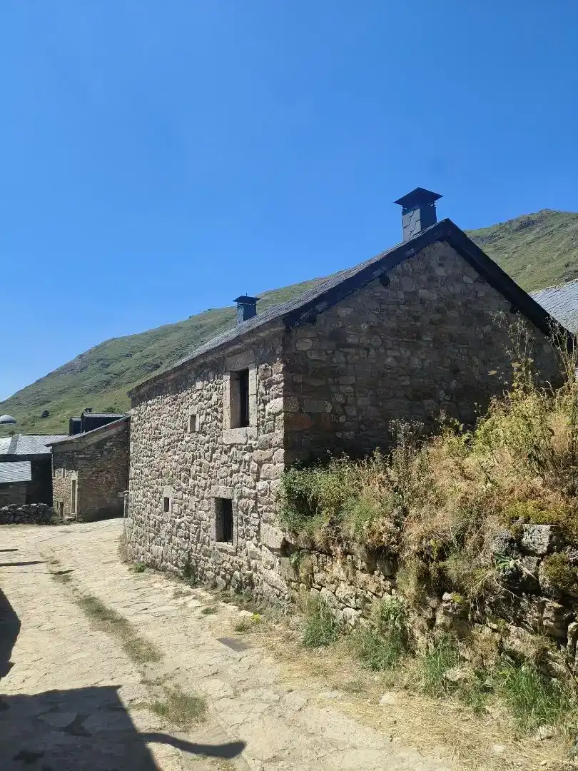 Vista exterior de Finca rústica en venda en Cabrillanes amb Moblat
