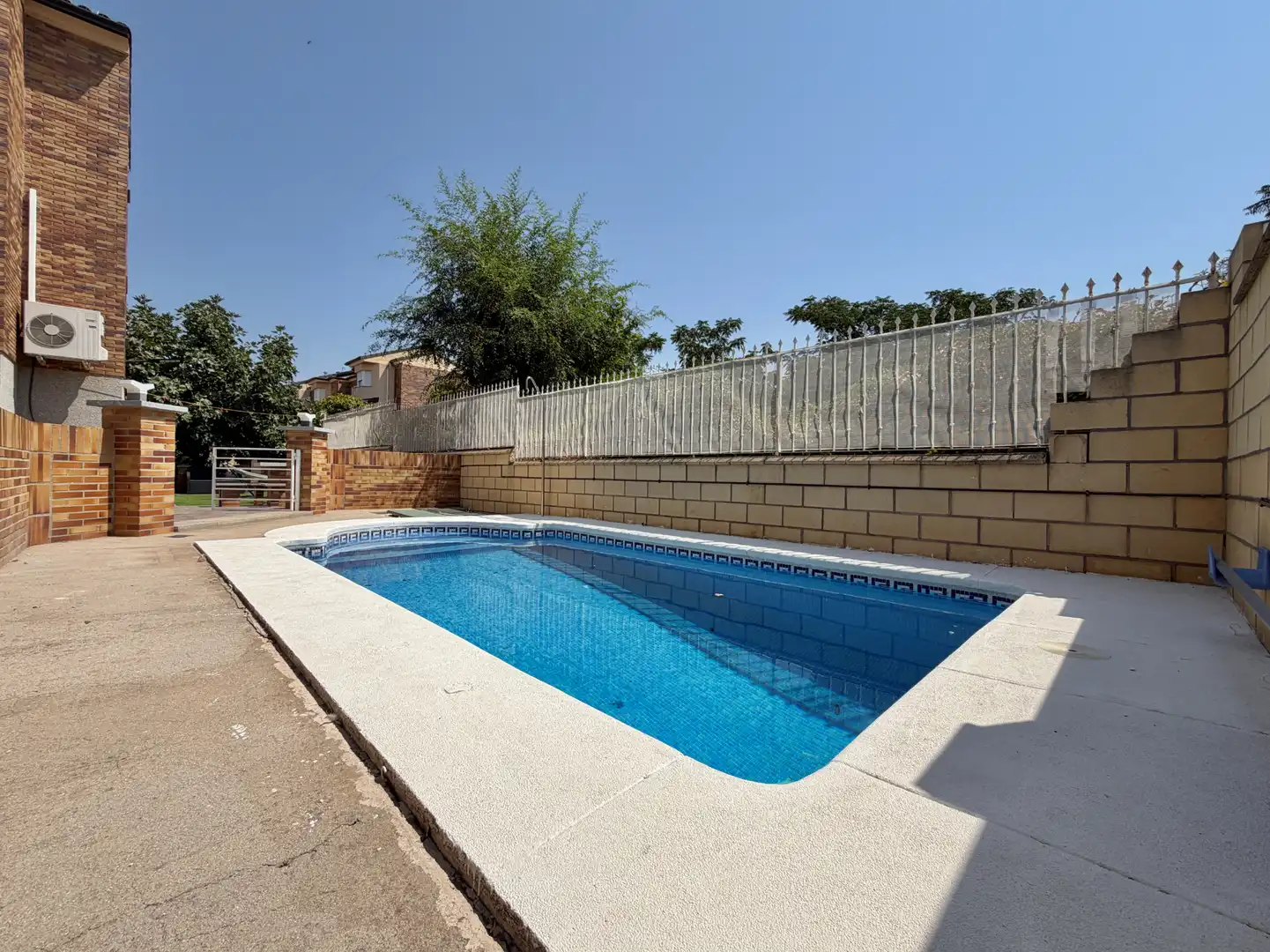 Piscina de Casa adosada en venda en Ugena amb Aire condicionat, Calefacció i Jardí privat