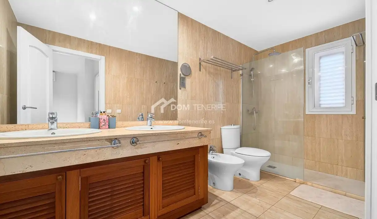 Baño de Casa o chalet en venta en Arona con Terraza, Piscina y Amueblado