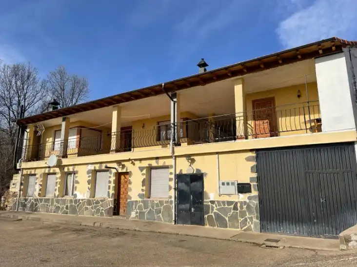 Vista exterior de Casa o xalet en venda en Valdepiélago amb Calefacció i Jardí privat