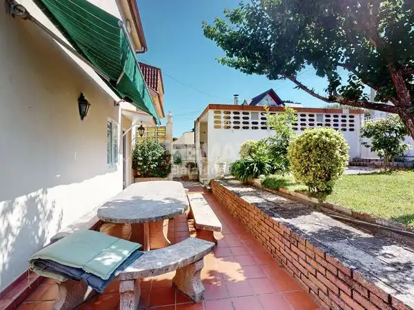 Vista exterior de Casa o xalet en venda en Nigrán amb Calefacció, Jardí privat i Parquet