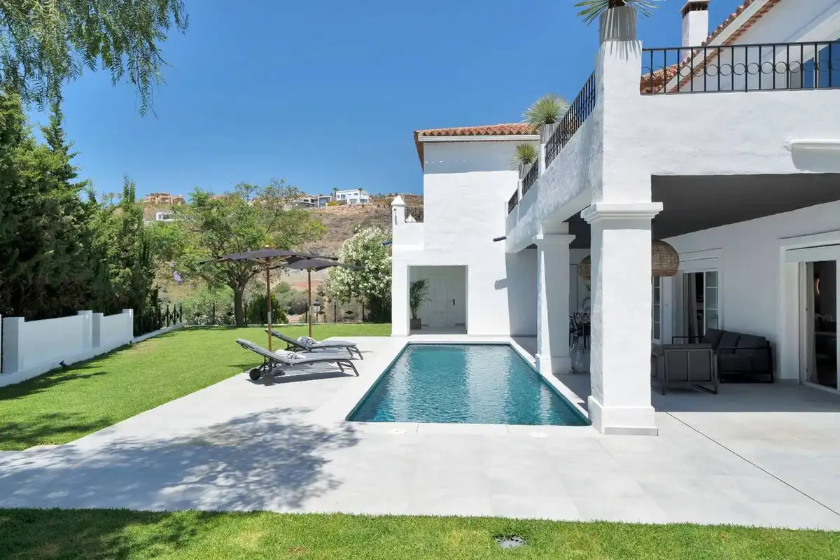 Vista exterior de Casa o chalet de alquiler en Estepona con Aire acondicionado, Jardín privado y Terraza