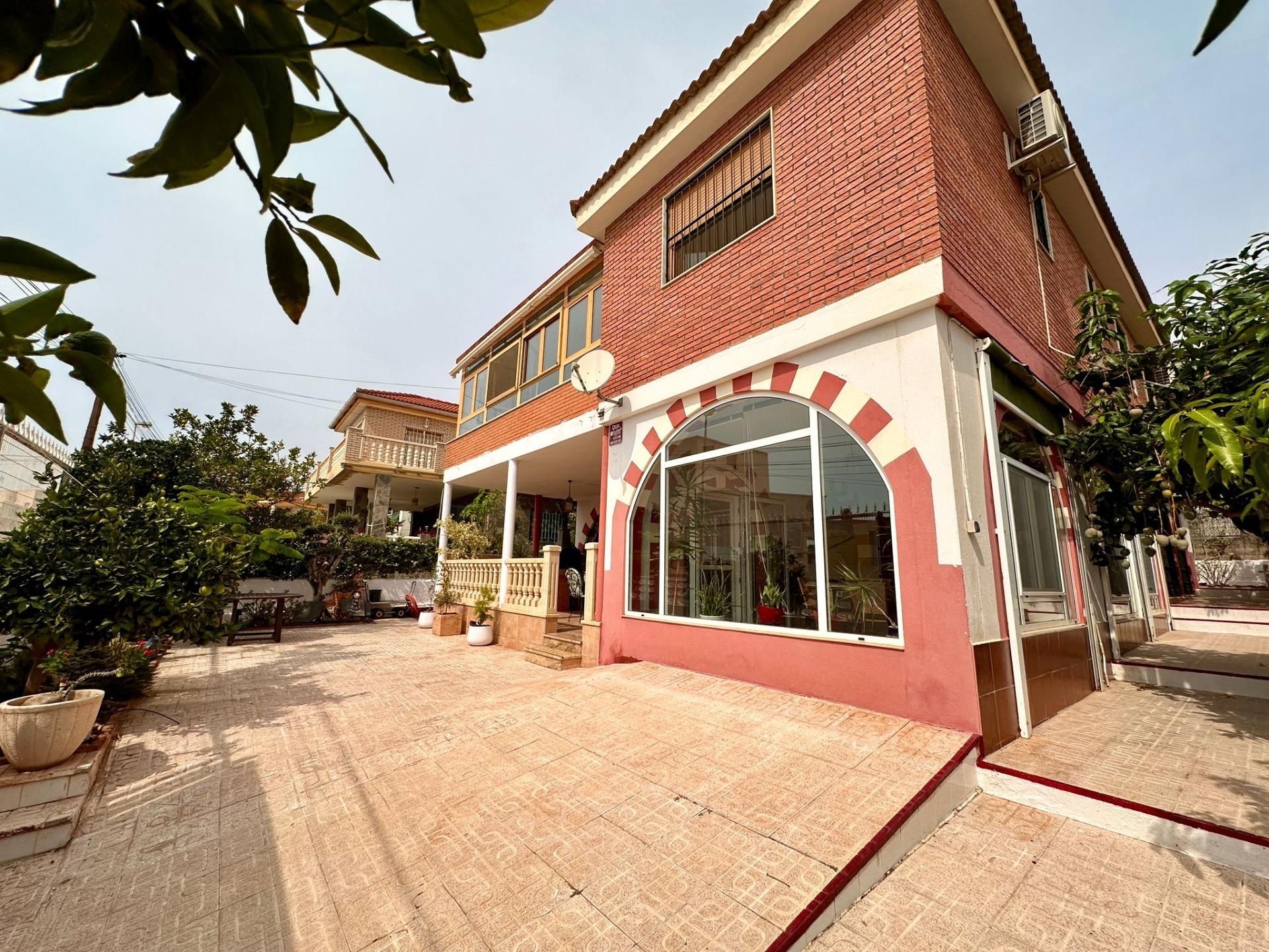Vista exterior de Casa o xalet en venda en Roquetas de Mar amb Aire condicionat, Calefacció i Jardí privat