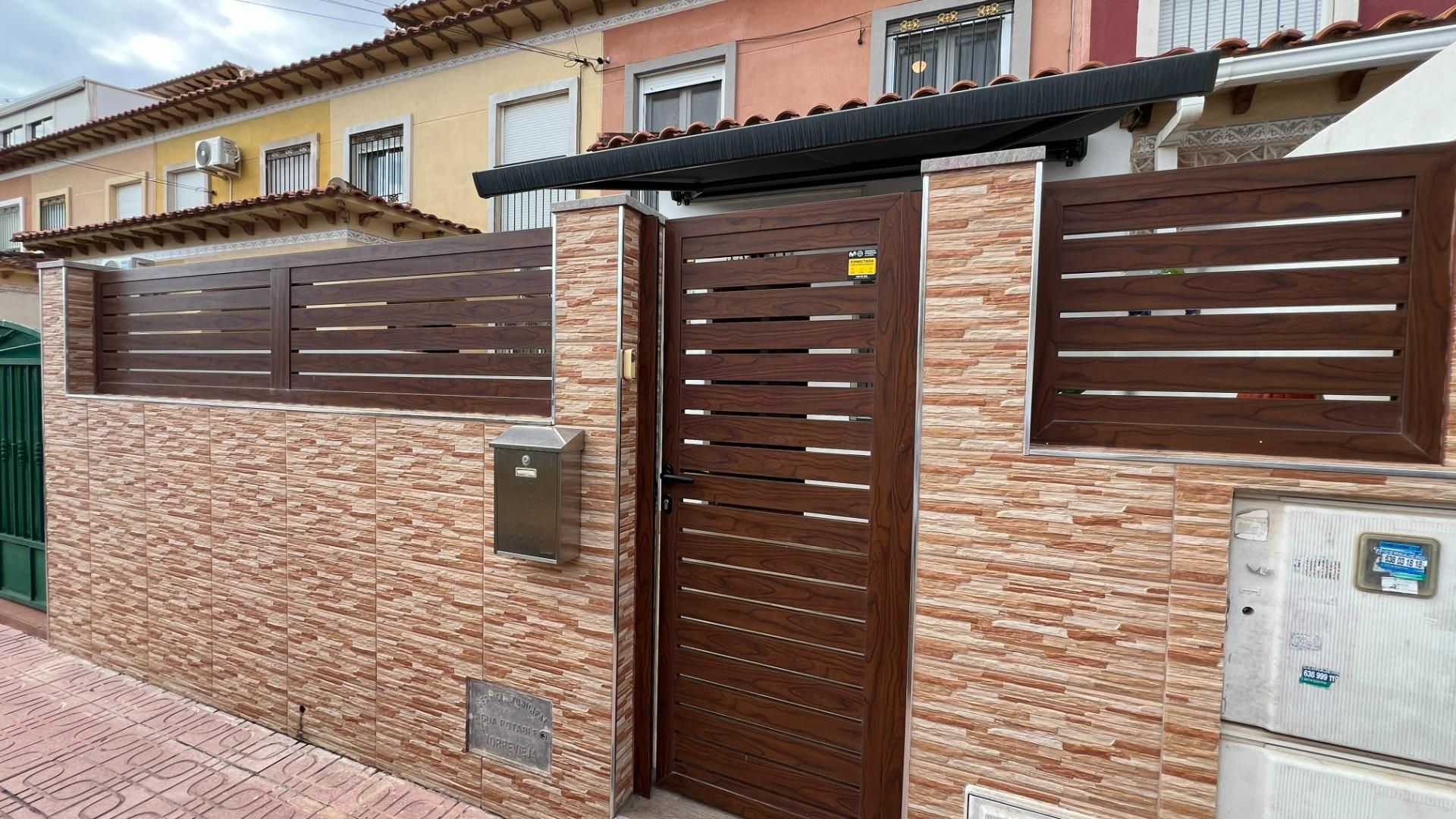 Vista exterior de Casa adosada en venda en Torrevieja amb Aire condicionat, Jardí privat i Terrassa