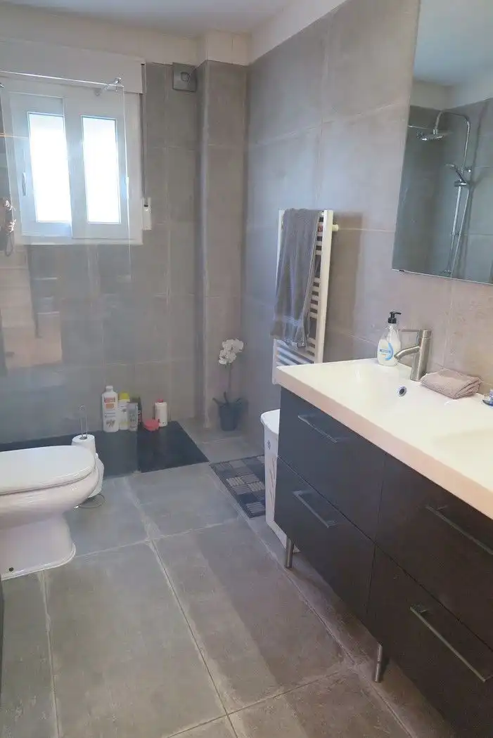 Bany de Casa o xalet en venda en El Campello amb Aire condicionat, Jardí privat i Terrassa