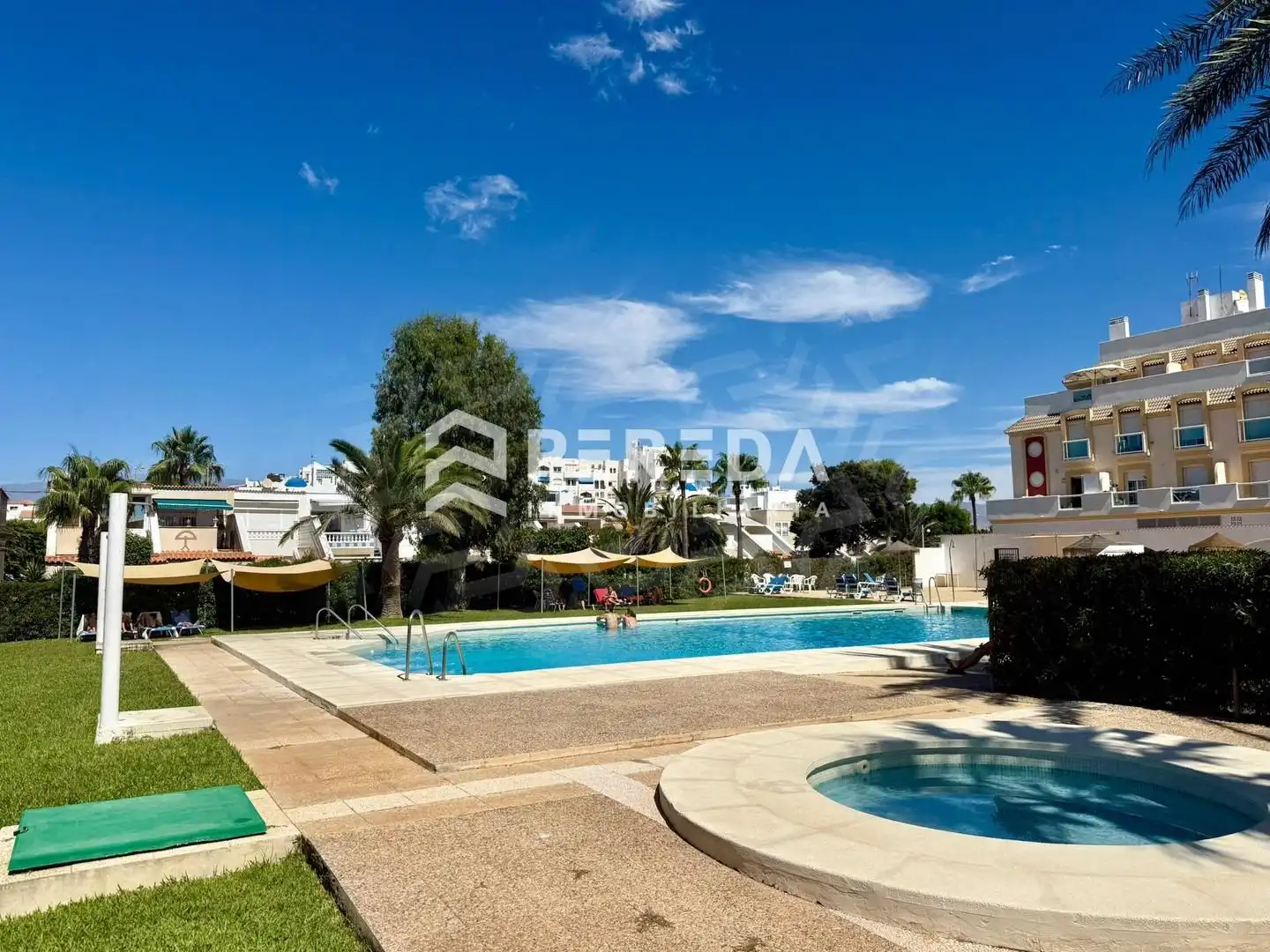 Vista exterior de Estudi en venda en Roquetas de Mar amb Jardí privat i Piscina comunitària