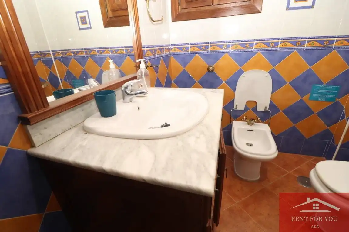 Bany de Casa o xalet de lloguer en Alozaina amb Aire condicionat, Jardí privat i Piscina