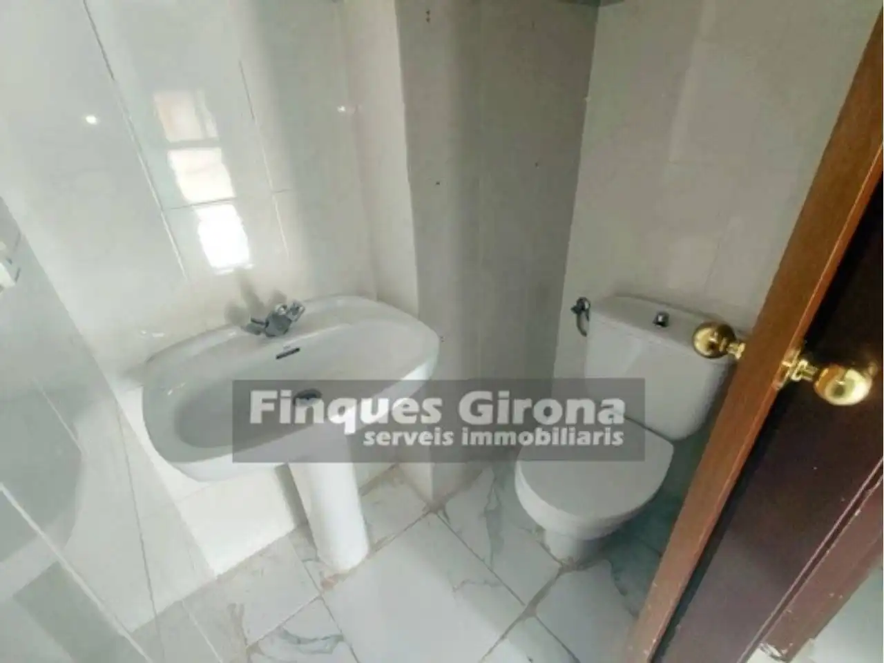 Bathroom of Flat for sale in Girona  with Air Conditioner, Balcony and Community pool