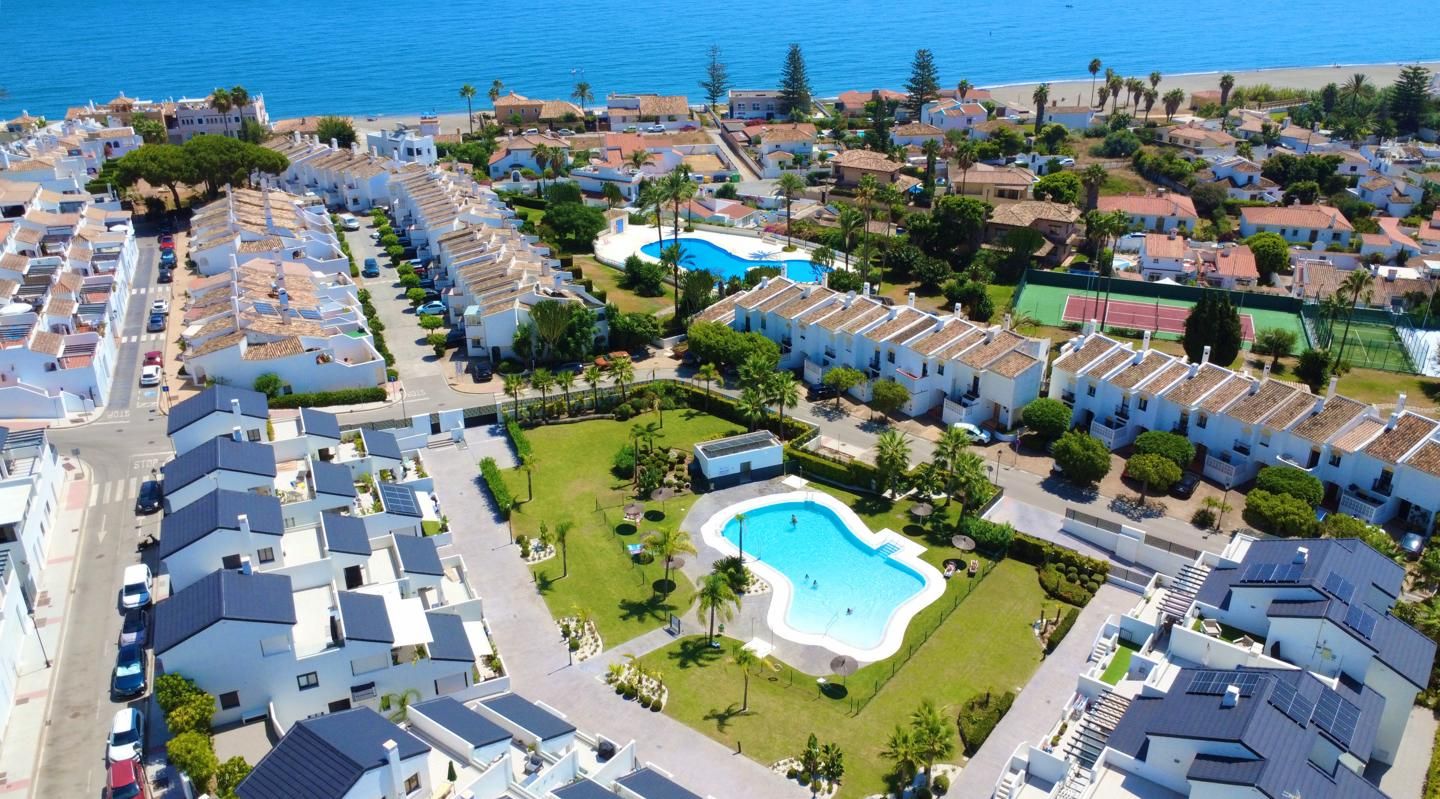 Vista exterior de Àtic en venda en Estepona amb Aire condicionat, Calefacció i Terrassa