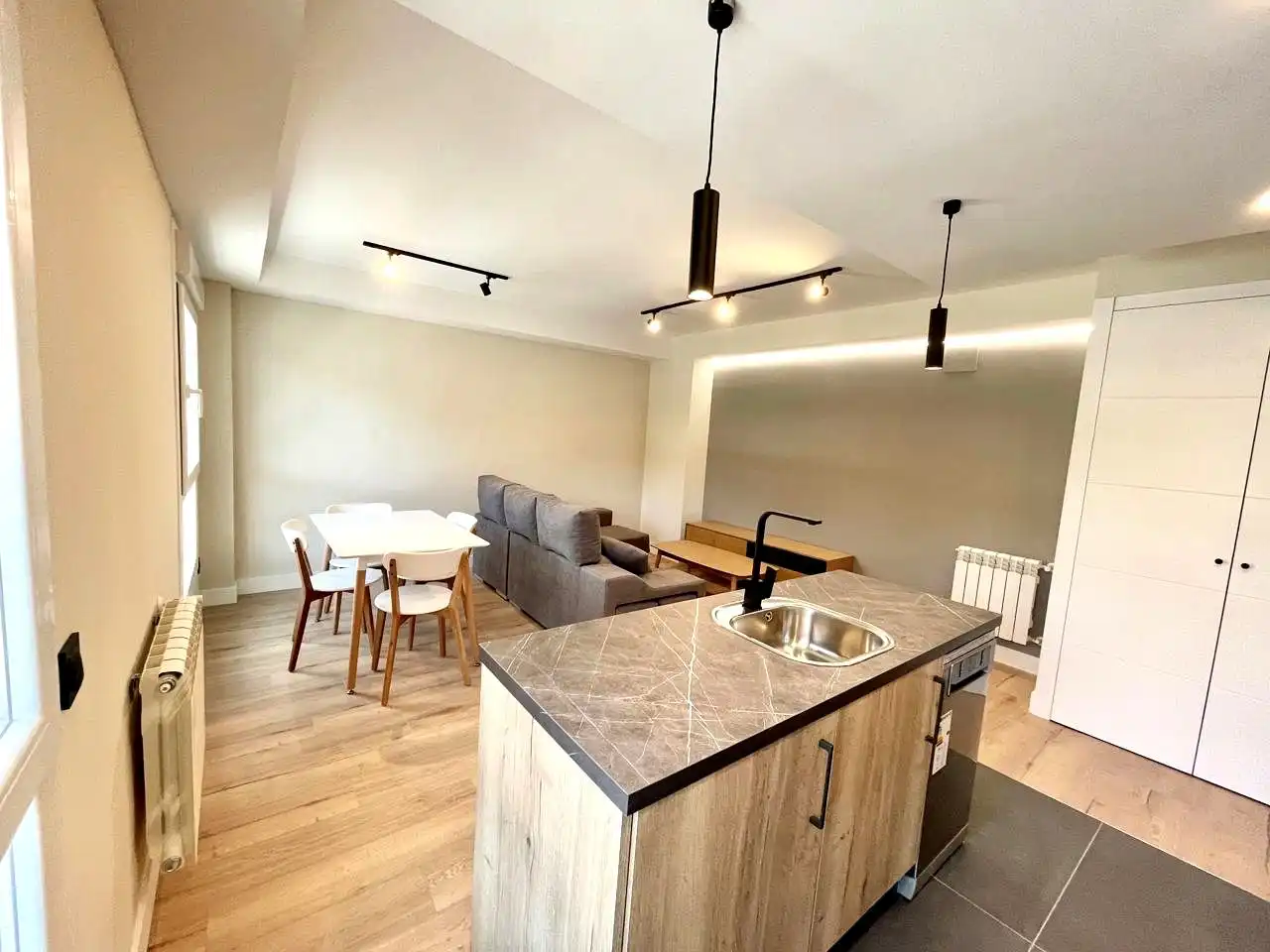 Cuina de Apartament de lloguer en Madrid amb Aire condicionat, Calefacció i Moblat