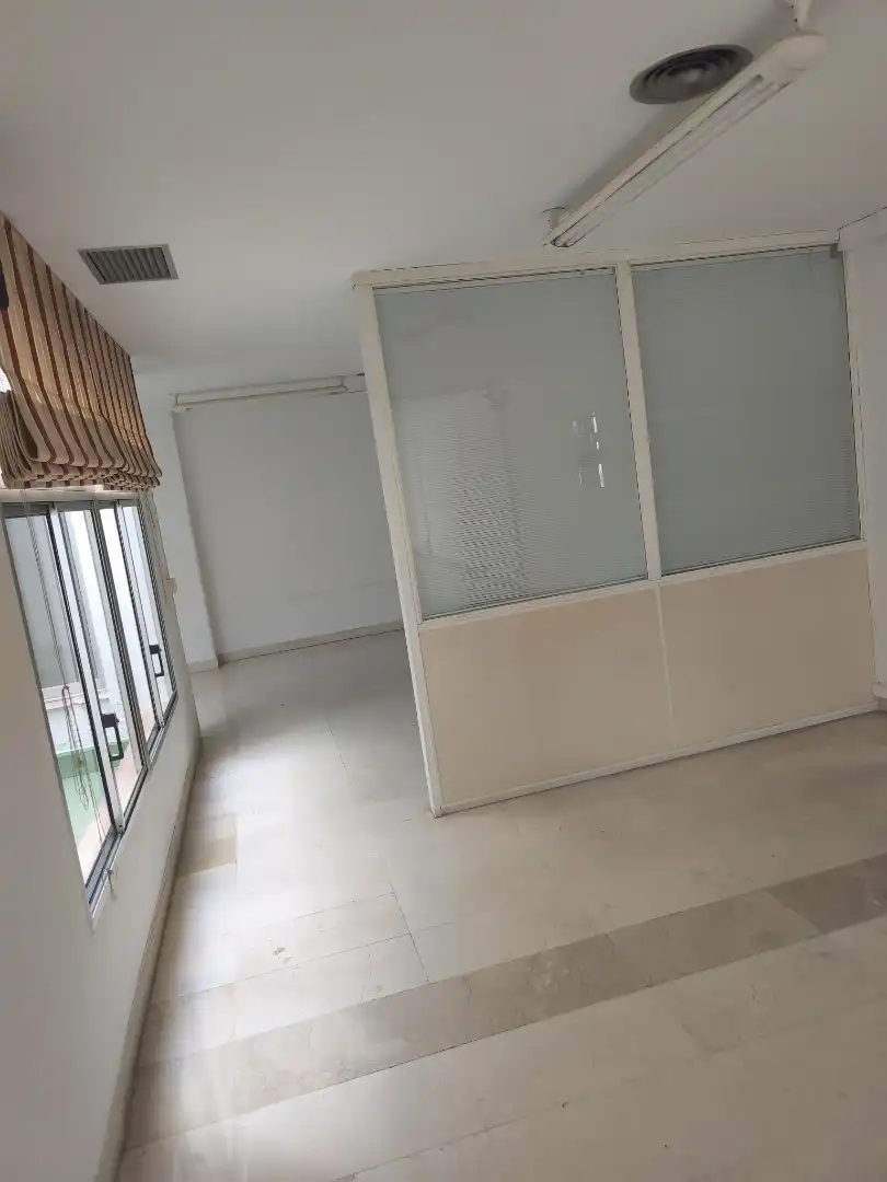 Oficina de alquiler en Bellavista - La Palmera