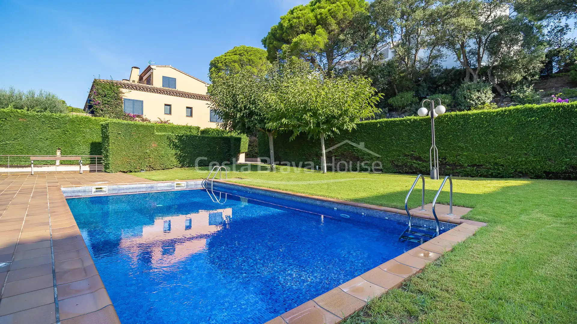 Schwimmbecken von Einfamilien-Reihenhaus zum Verkauf in Palafrugell mit Klimaanlage, Heizung und Privatgarten