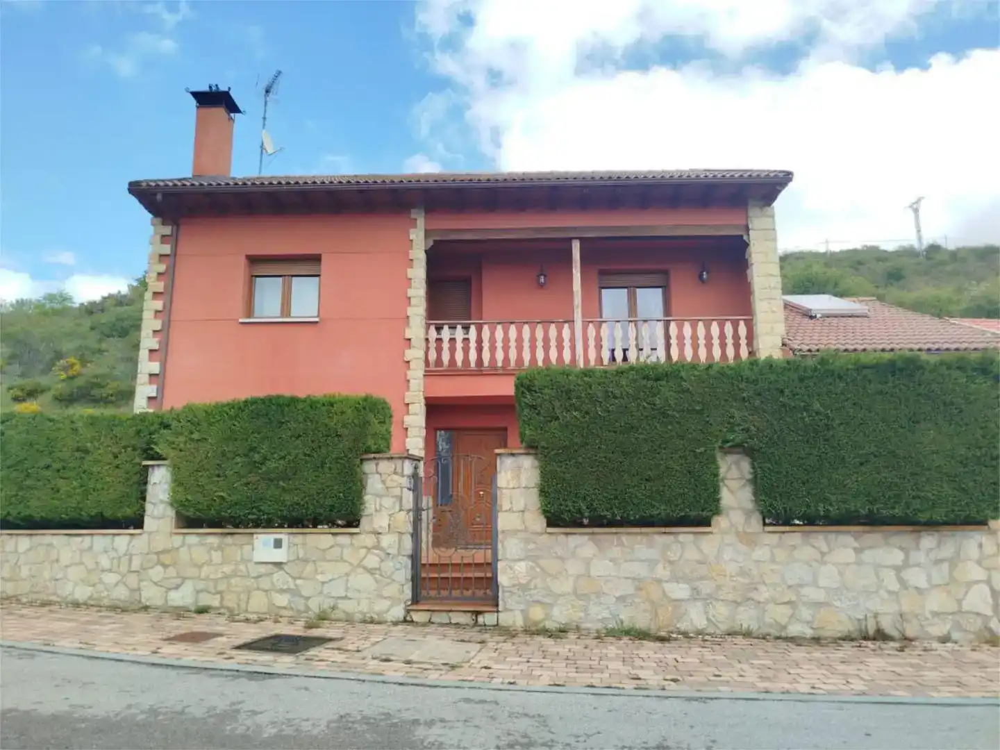 Vista exterior de Casa o xalet en venda en Riaño amb Balcó