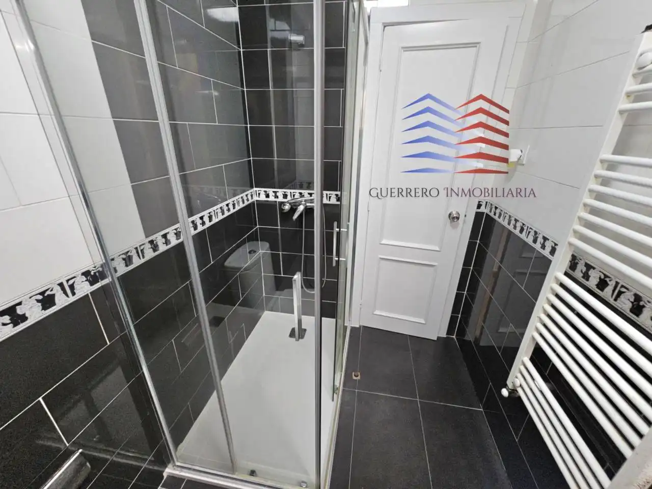 Badezimmer von Wohnungen zur Miete in Ourense Capital  mit Heizung, Parkett und Möbliert