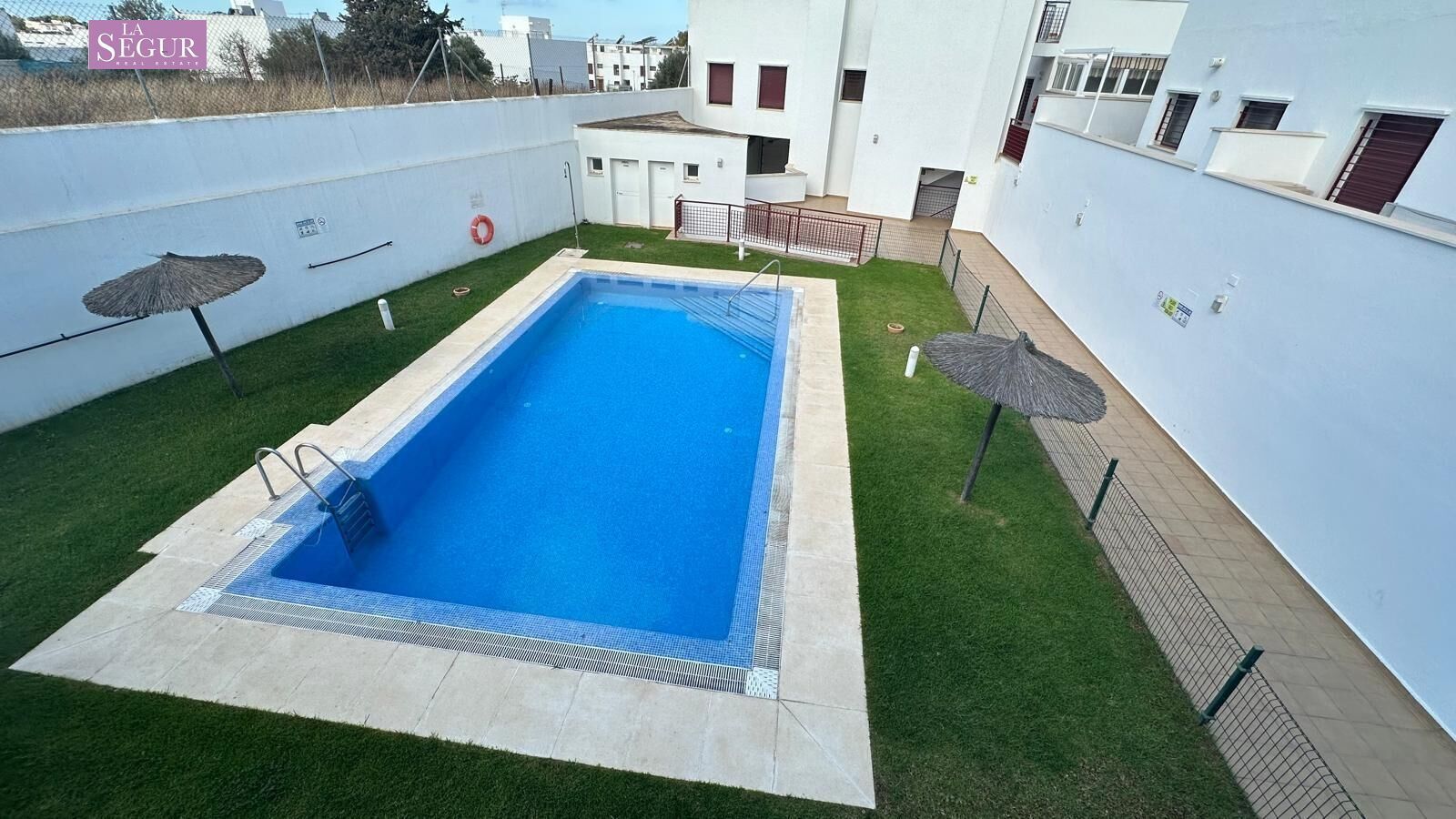 Piscina de Pis en venda en Conil de la Frontera amb Aire condicionat, Jardí privat i Traster
