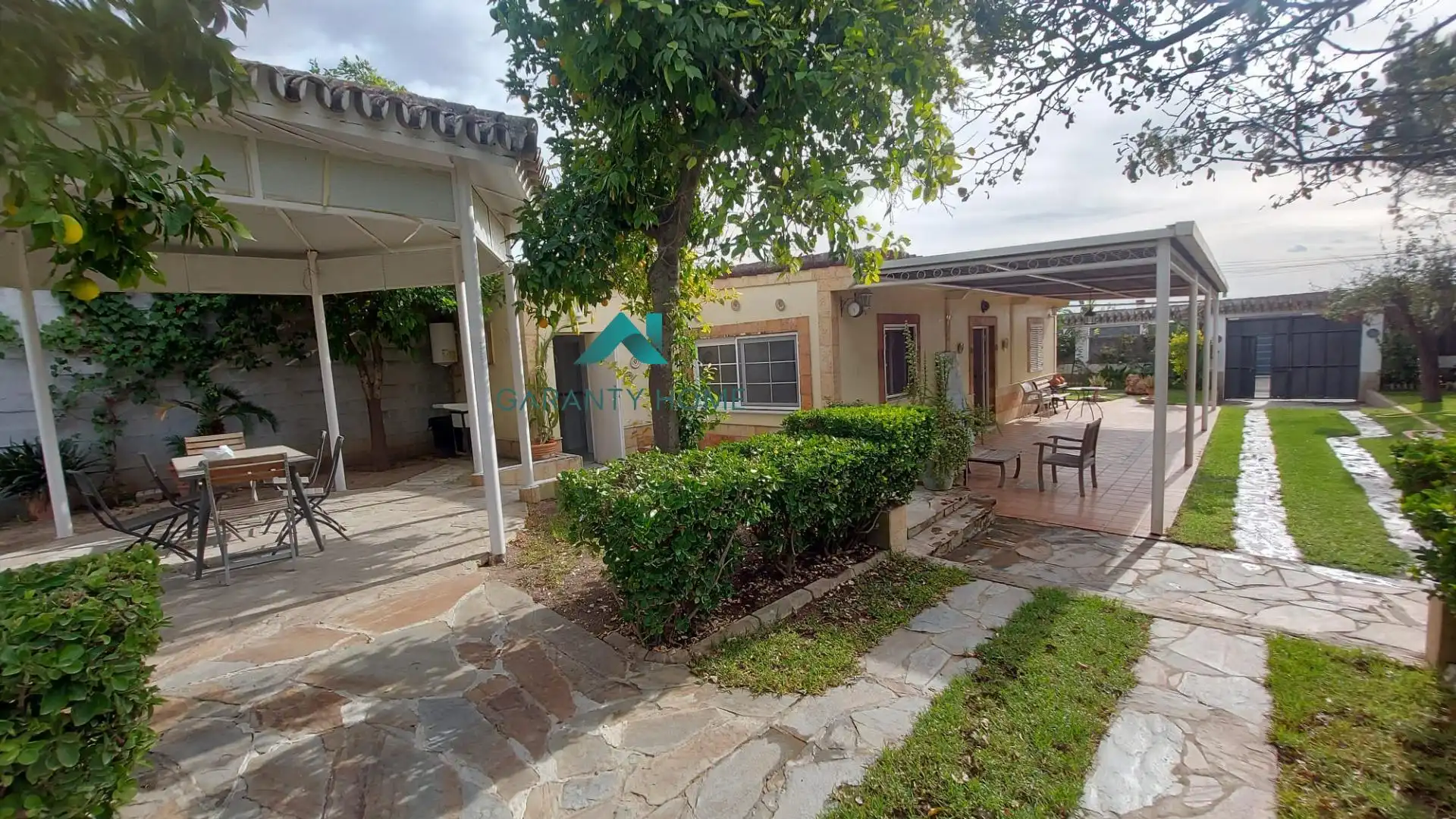 Vista exterior de Casa o xalet en venda en Dos Hermanas amb Aire condicionat, Jardí privat i Traster
