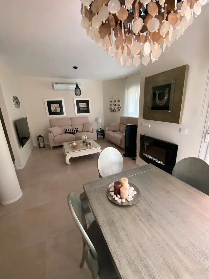 Sala de estar de Casa adosada en venta en Torremolinos con Aire acondicionado, Jardín privado y Terraza