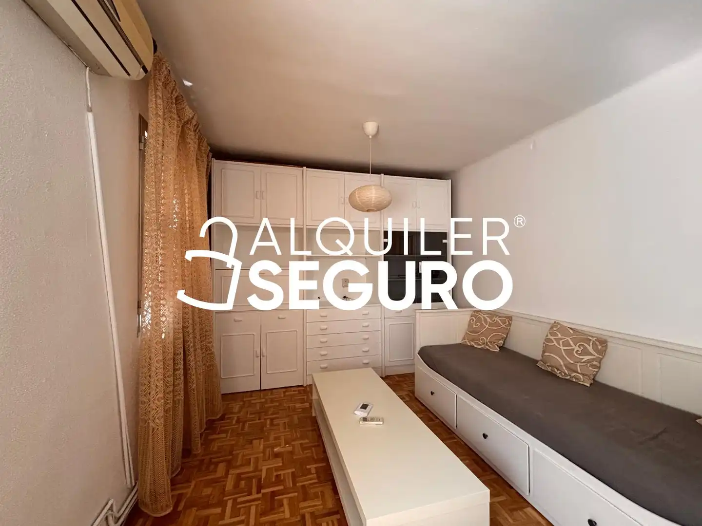 Schlafzimmer von Wohnung zur Miete in Madrid mit Klimaanlage, Heizung und Möbliert