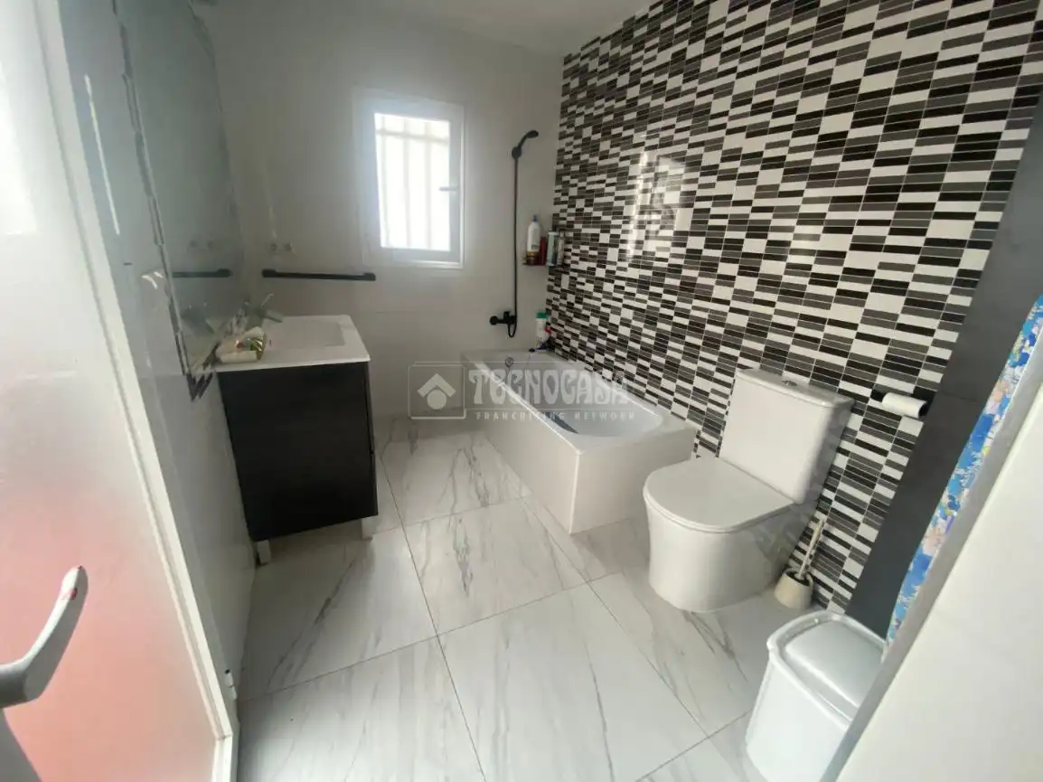 Baño de Casa adosada en venta en Sanlúcar la Mayor
