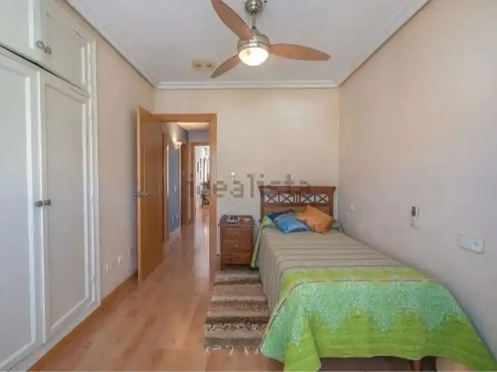 Habitación de Casa adosada en venta en Alicante / Alacant con Aire acondicionado, Calefacción y Jardín privado
