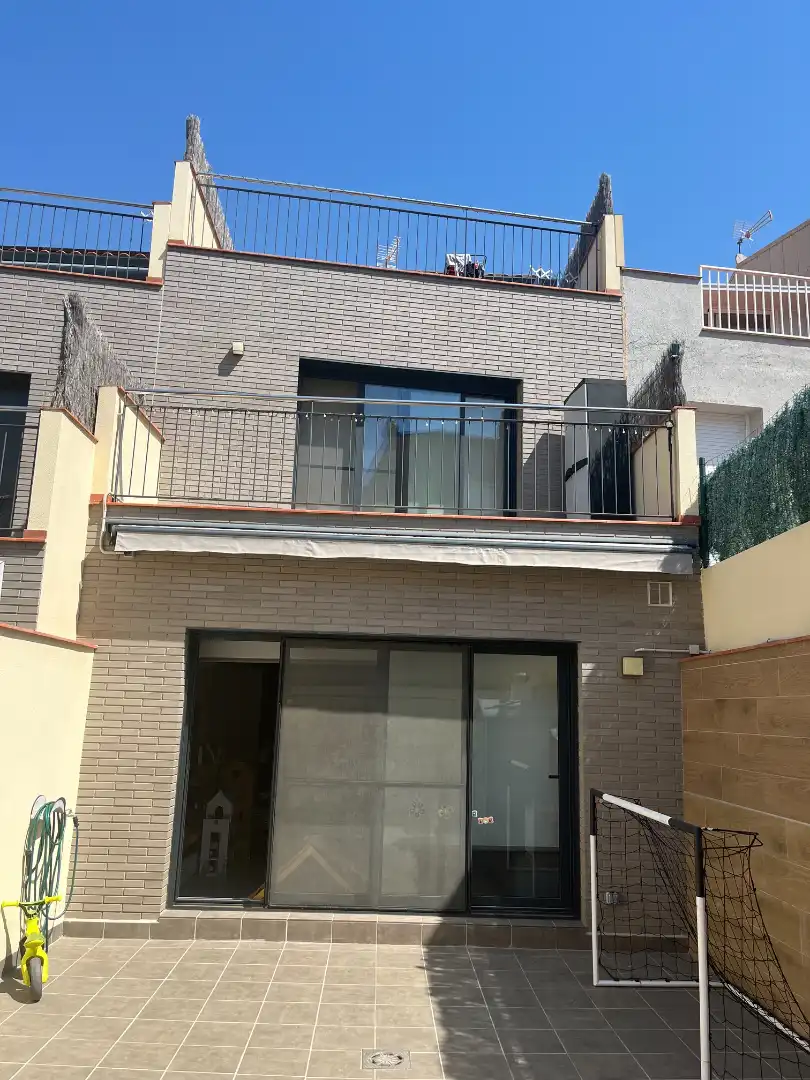 Vista exterior de Casa adosada en venda en Terrassa amb Aire condicionat, Calefacció i Terrassa