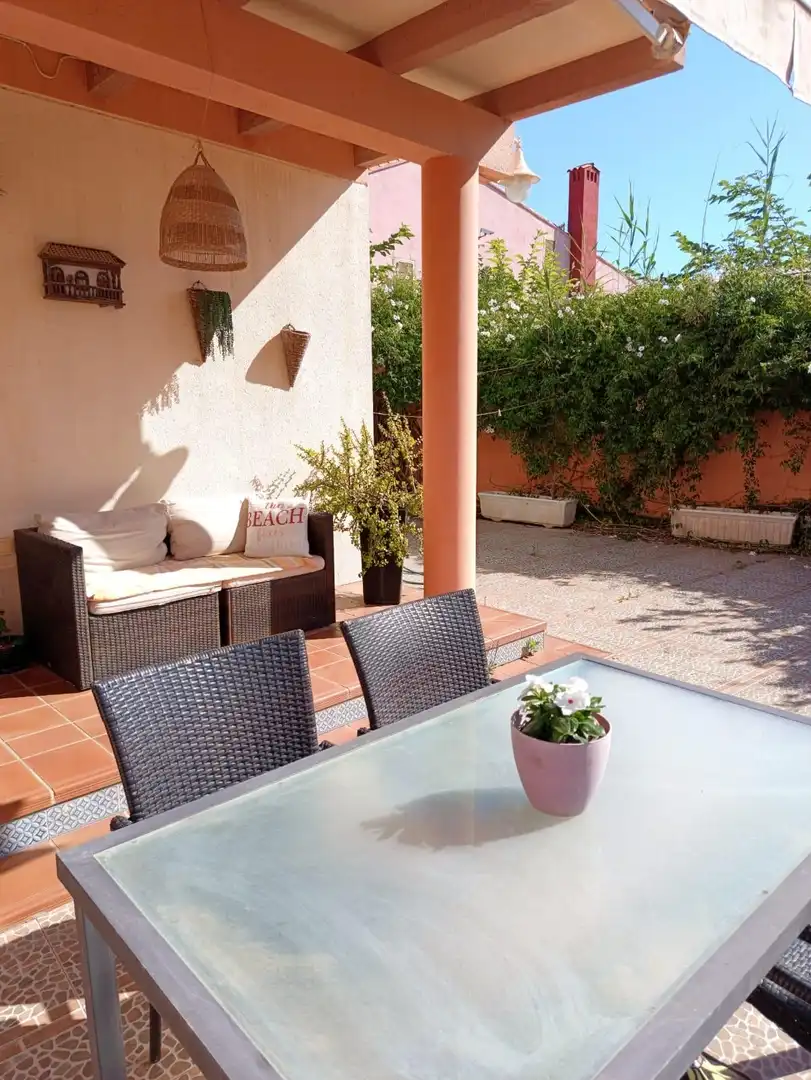 Terrasse von Einfamilien-Reihenhaus zum Verkauf in Cullera mit Klimaanlage, Privatgarten und Terrasse