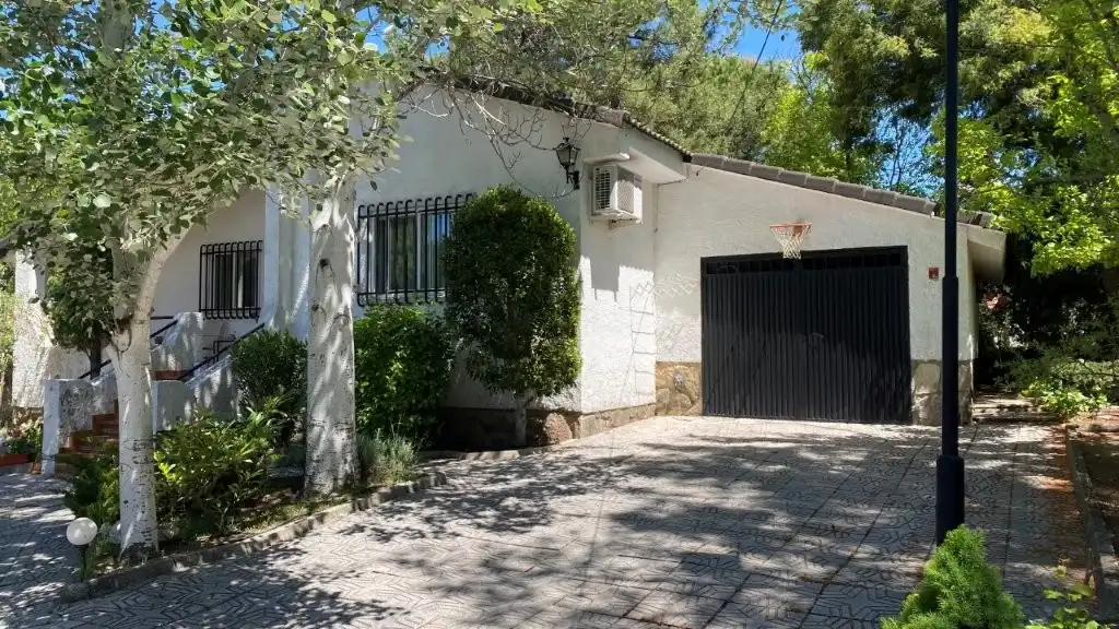 Vista exterior de Casa o xalet en venda en Cadalso de los Vidrios amb Aire condicionat, Calefacció i Jardí privat
