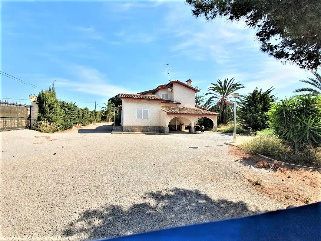 Vista exterior de Casa o xalet en venda en Elche / Elx amb Jardí privat, Terrassa i Traster