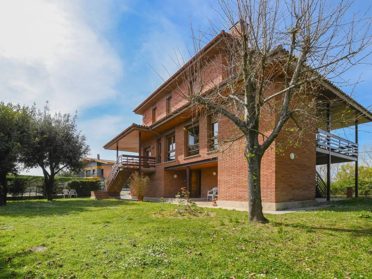 Exterior view of Houses for sale in Manlleu  with Heating, Private garden and Terrace