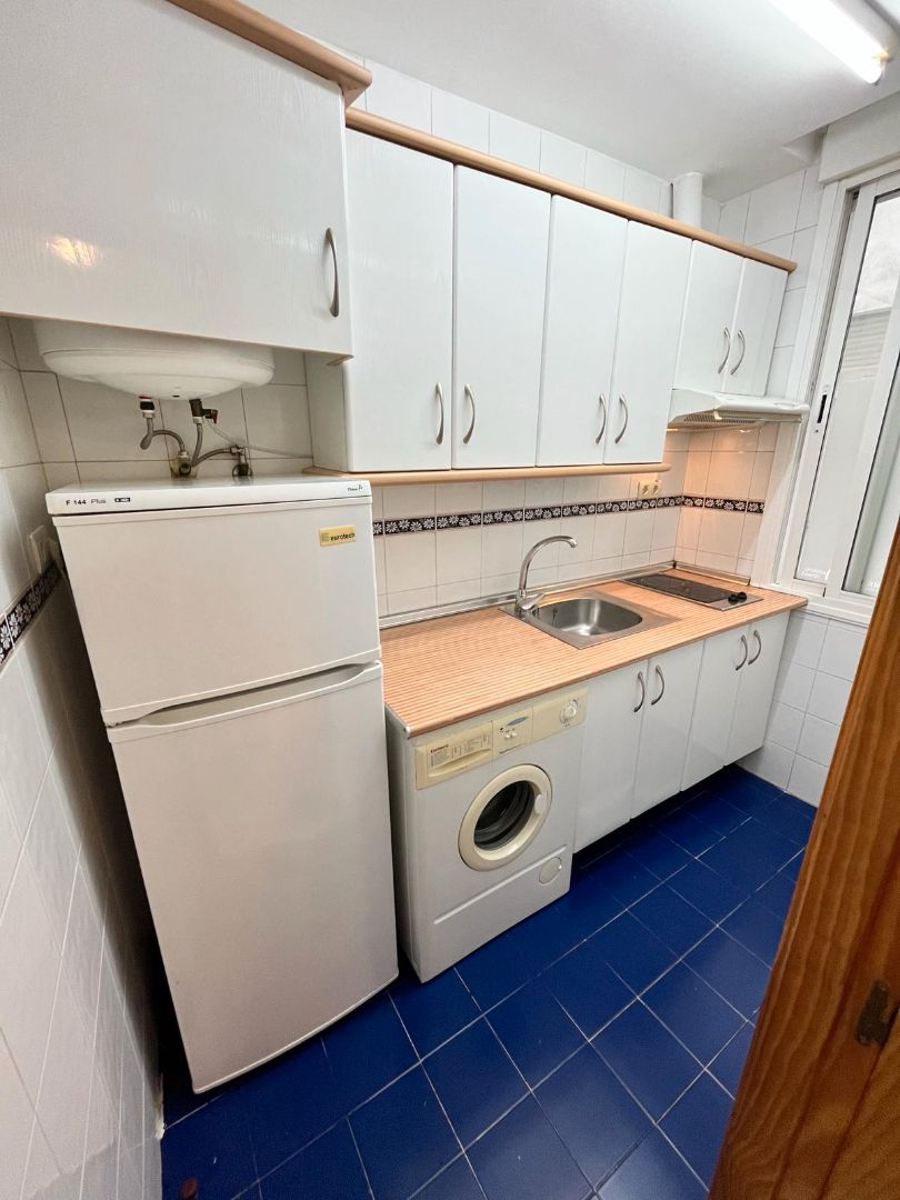 Cuina de Apartament de lloguer en  Granada Capital amb Moblat i Rentadora