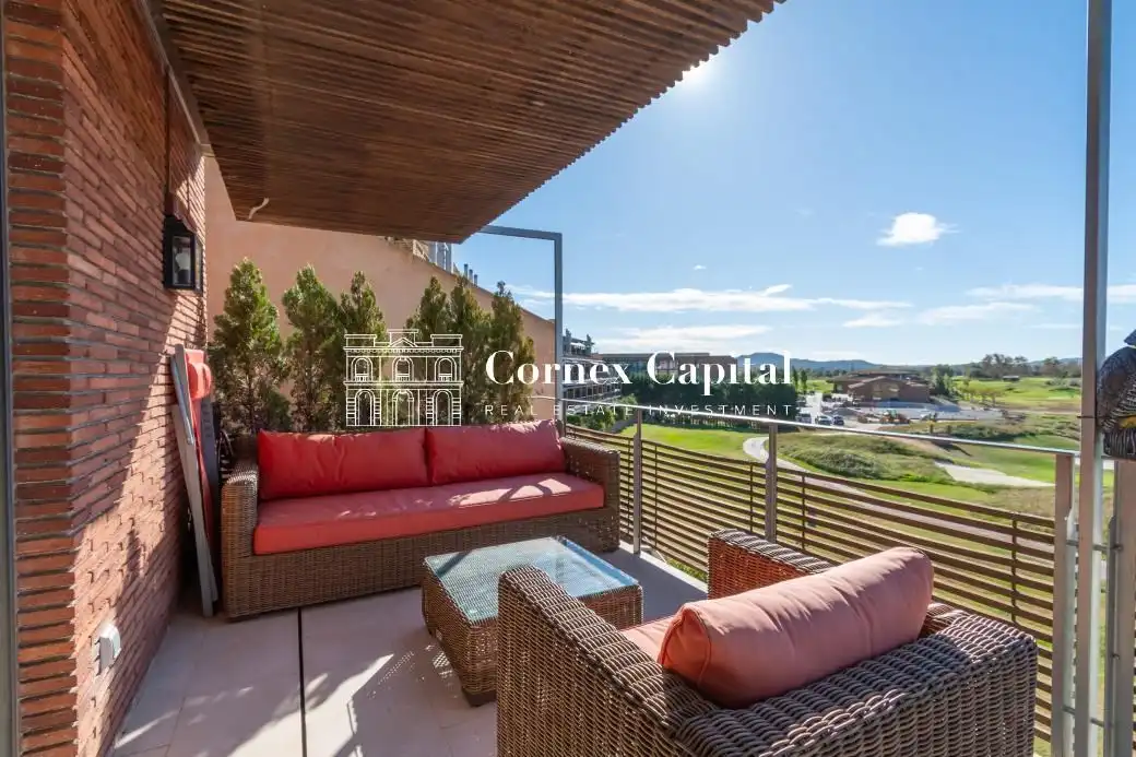 Dúplex con piscina en venta en Empordà Golf, imagen 2