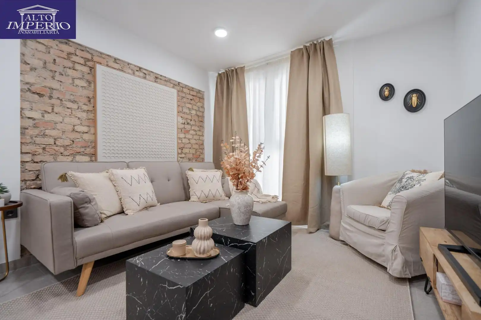 Living room of Flat for sale in Granada  with Air Conditioner, Parquet flooring and Furnished