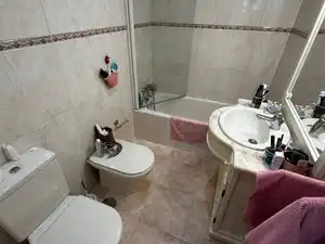 Bathroom of Flat for sale in Madrid  with Air Conditioner and Heating