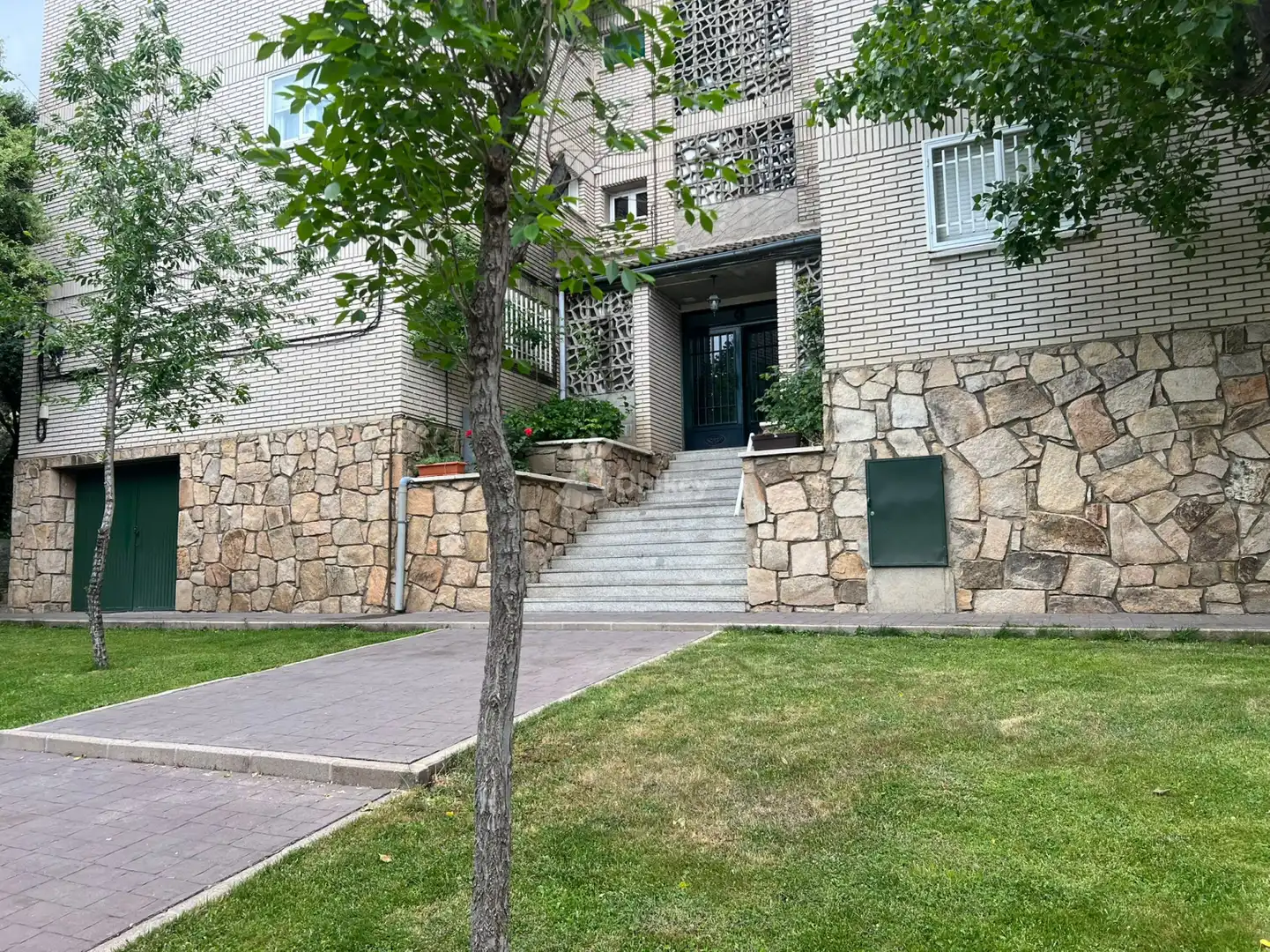 Außenansicht von Wohnung zum Verkauf in Fresnedillas de la Oliva mit Klimaanlage, Heizung und Privatgarten
