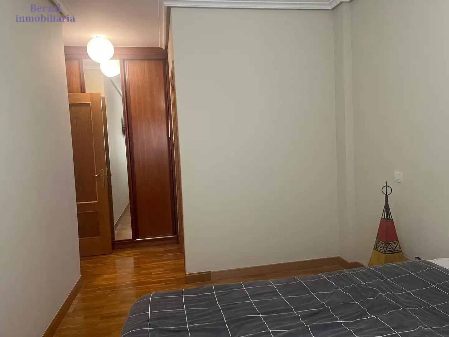 Dormitori de Casa adosada en venda en  Logroño amb Aire condicionat, Calefacció i Jardí privat