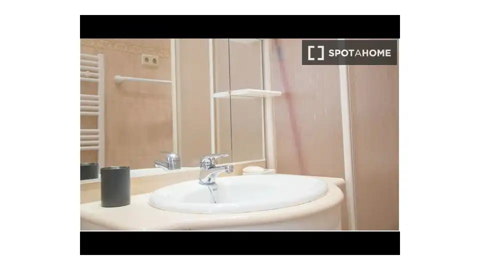 Bathroom of Flat for rent in Madrid  with Air Conditioner, Heating and Furnished