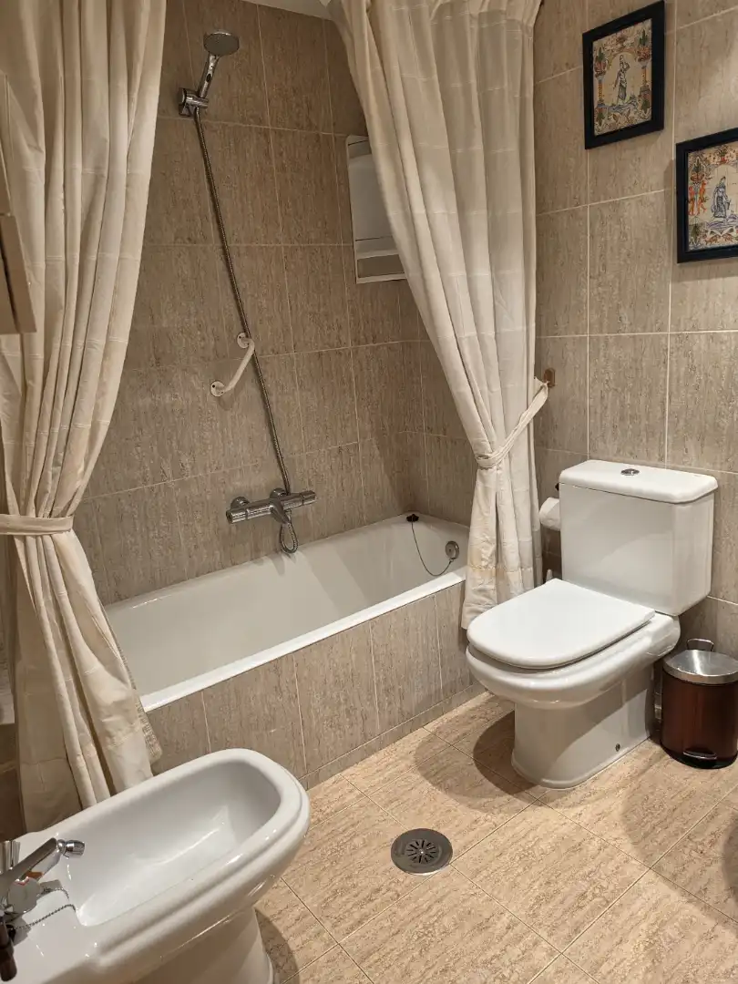 Badezimmer von Wohnungen zur Miete in Biescas mit Klimaanlage, Heizung und Parkett