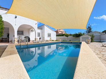 Xalet amb piscina en venda a Eucaliptus- Poble Nou del Delta