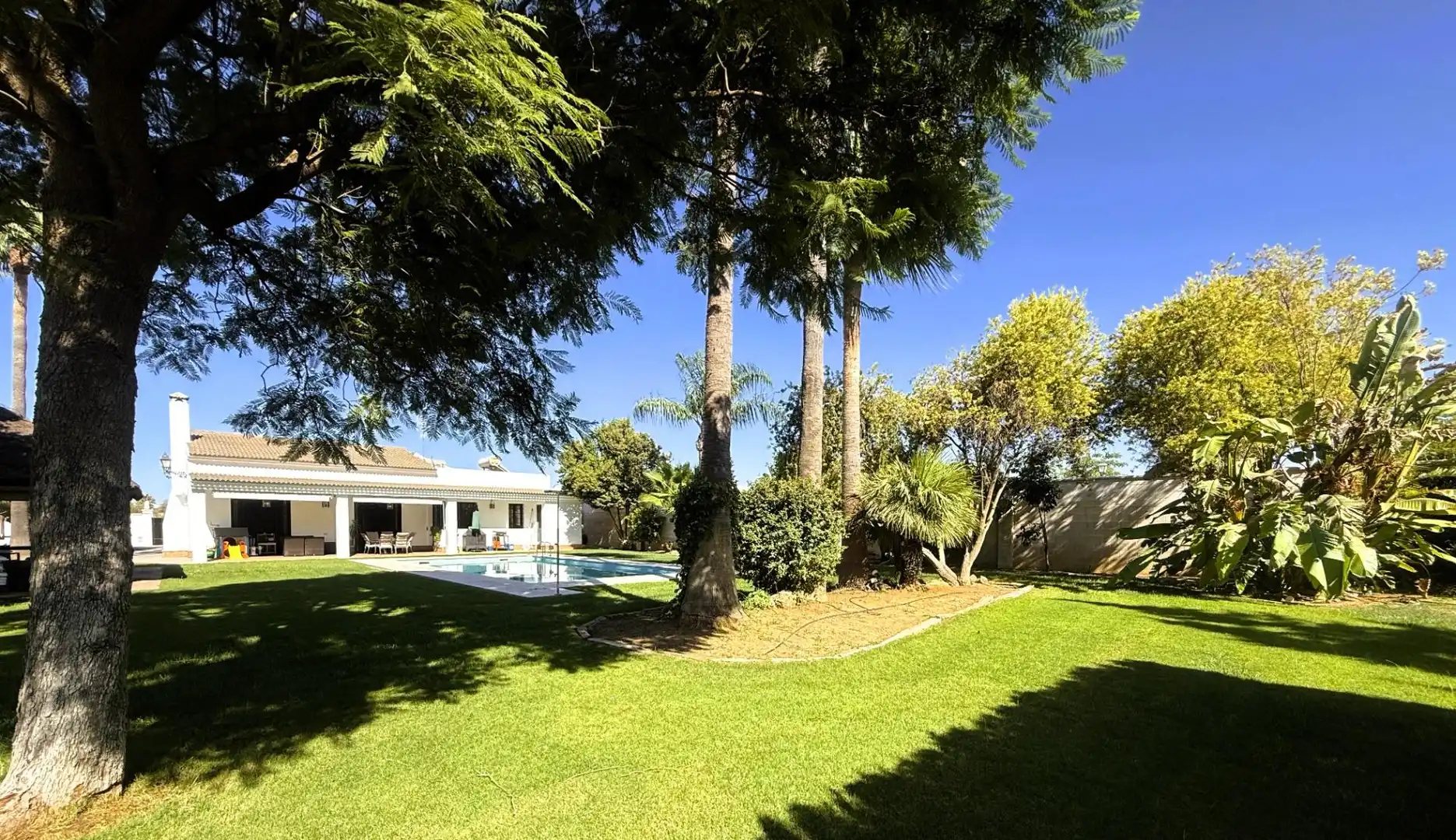 Jardí de Casa o xalet en venda en La Rinconada amb Aire condicionat, Jardí privat i Piscina
