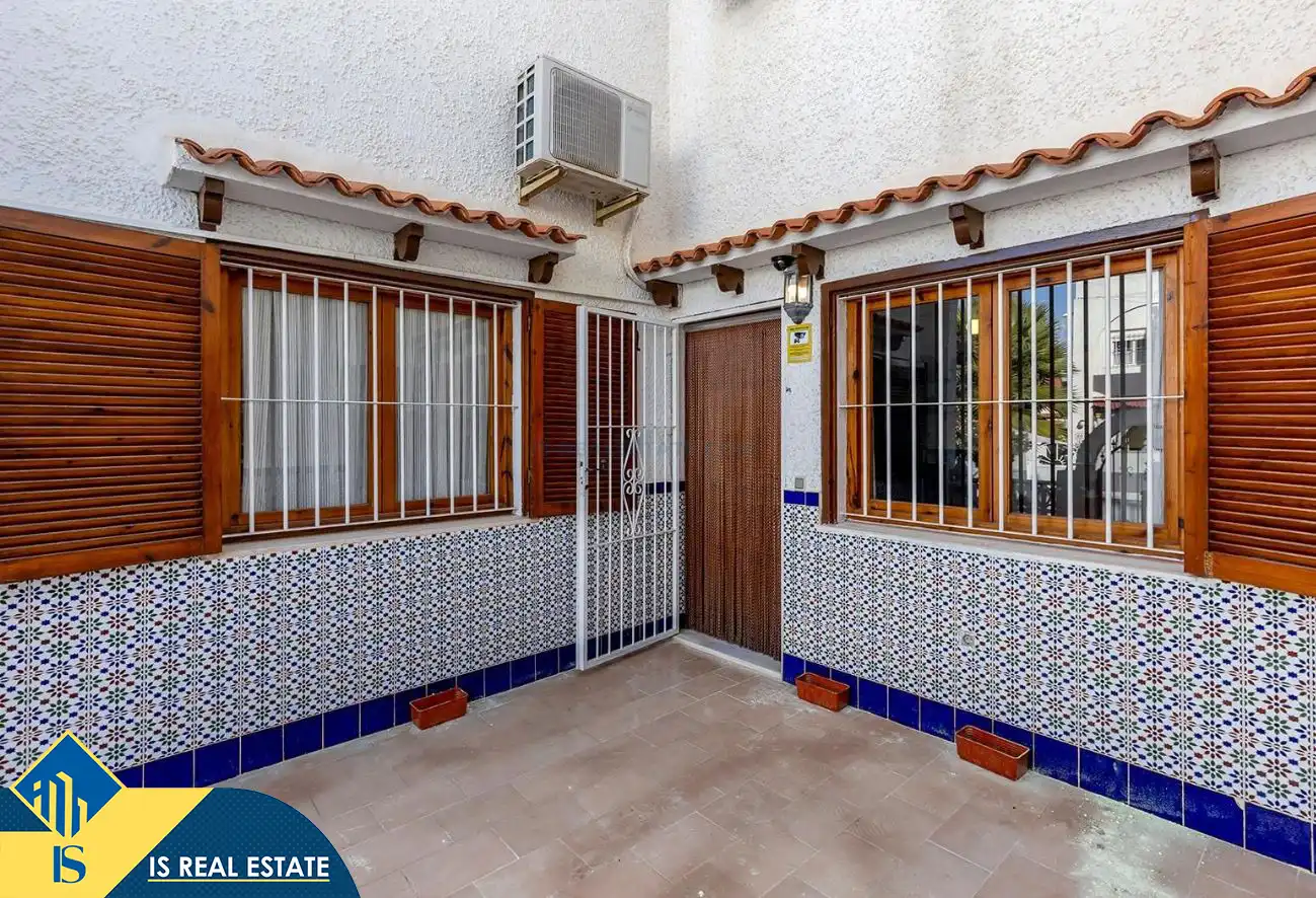Einfamilien-Reihenhaus zum Verkauf in Torrevieja mit Klimaanlage, Heizung und Privatgarten