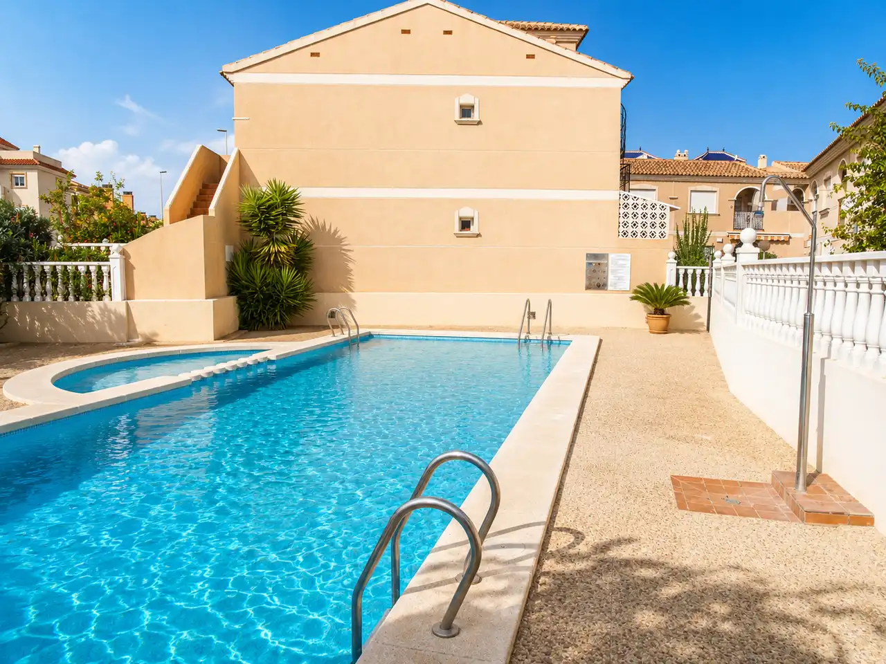 Piscina de Ático en venta en Orihuela con Aire acondicionado, Terraza y Trastero