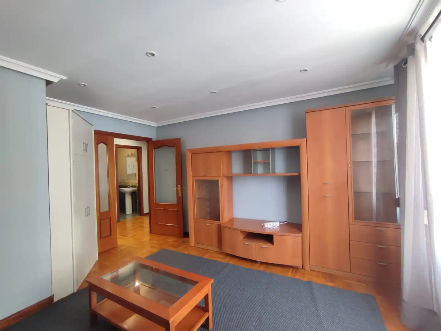 Sala d'estar de Pis de lloguer en Gijón  amb Calefacció, Parquet i Traster