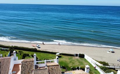 Vista exterior de Casa adosada en venda en Marbella amb Jardí privat i Piscina comunitària